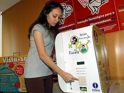 Trad envia mensagem à Câmara e veta projeto que proíbe máquinas de camisinha em escolas