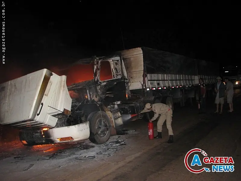 Carreta pega fogo em rodovia; bombeiros se desdobram para conter incêndio