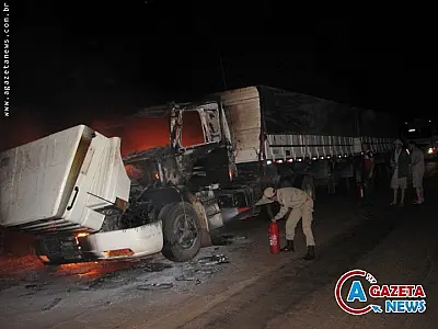 Carreta pega fogo em rodovia; bombeiros se desdobram para conter incêndio