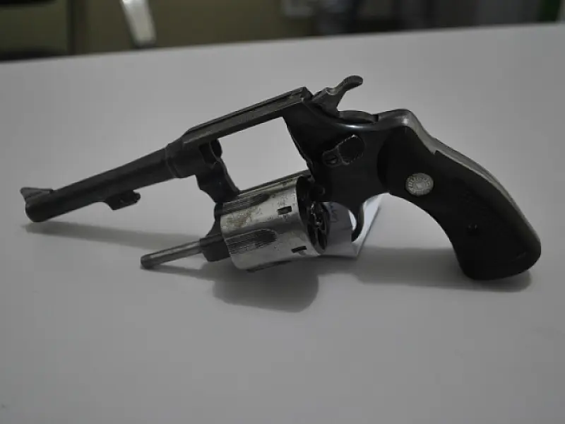 Homem ameaça mulher e é preso com arma em Dourados