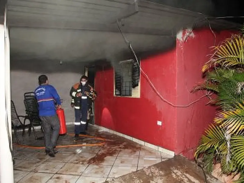 Curto circuito na rede elétrica causa incêndio em residência de Coxim