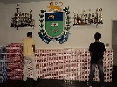 Dupla é flagrada com cigarro contrabandeado em Bataguassu