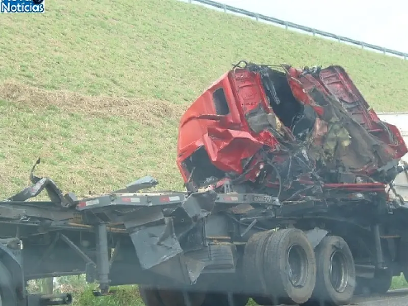 Colisão frontal entre duas carretas mata duas pessoas na MS-480