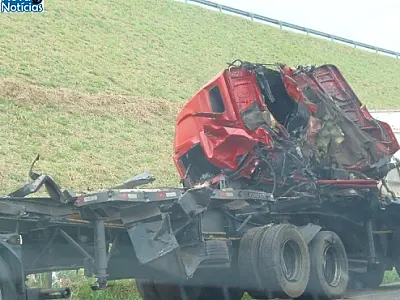 Colisão frontal entre duas carretas mata duas pessoas na MS-480