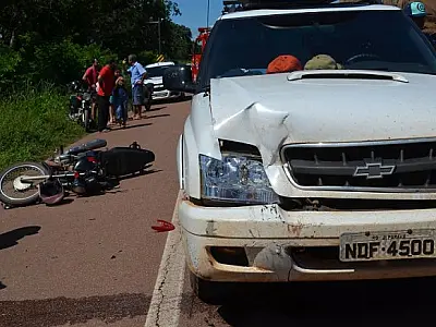 Caminhonete bate e arrasta motocicleta por 30 metros na BR-163