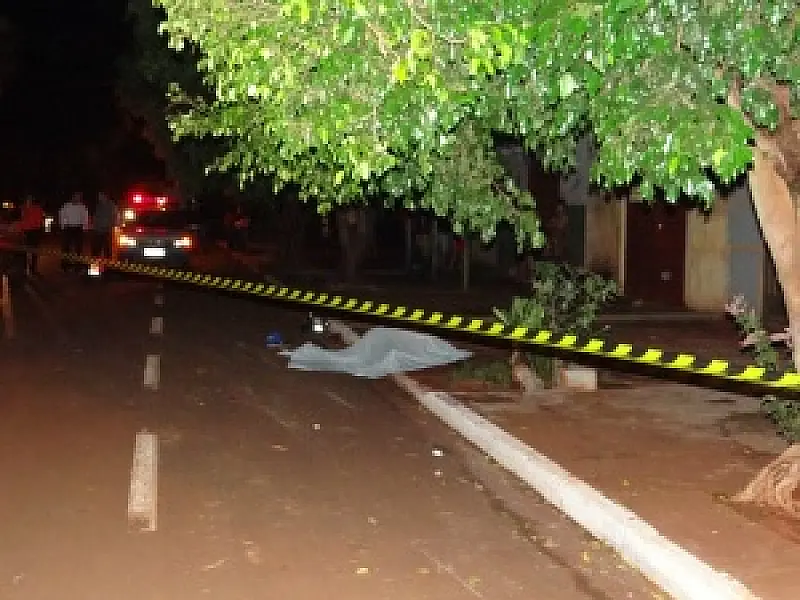 Jovem morre ao bater motocicleta em árvore