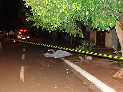 Jovem morre ao bater motocicleta em árvore