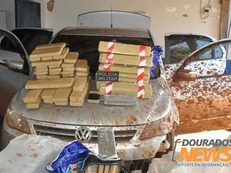 PM apreende maconha e carro roubado em Laguna Carapã