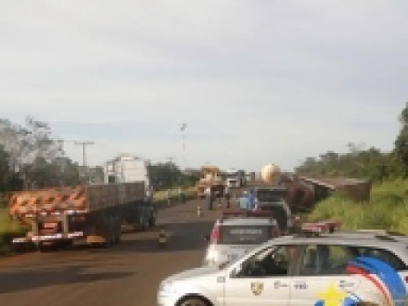 Caminhão carregado de verduras tomba em rodovia de MT e faz duas vitimas fatais