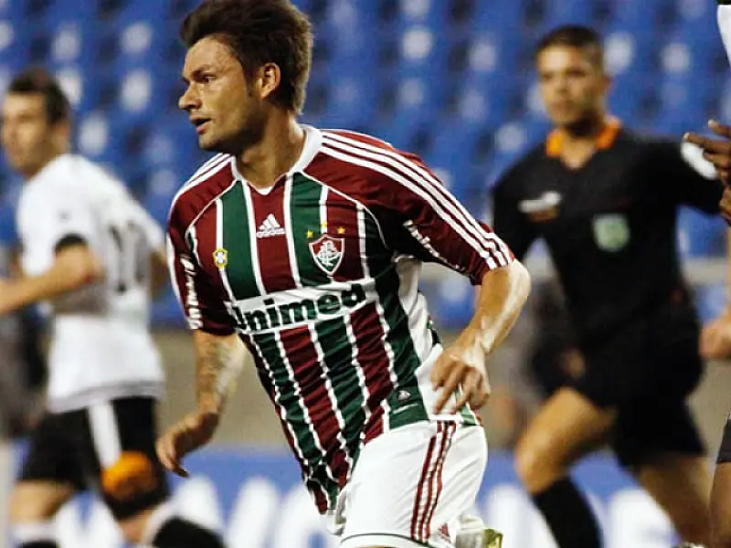 Corinthians encaminha acerto com Sobis; Flu nega saída