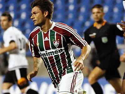 Corinthians encaminha acerto com Sobis; Flu nega saída