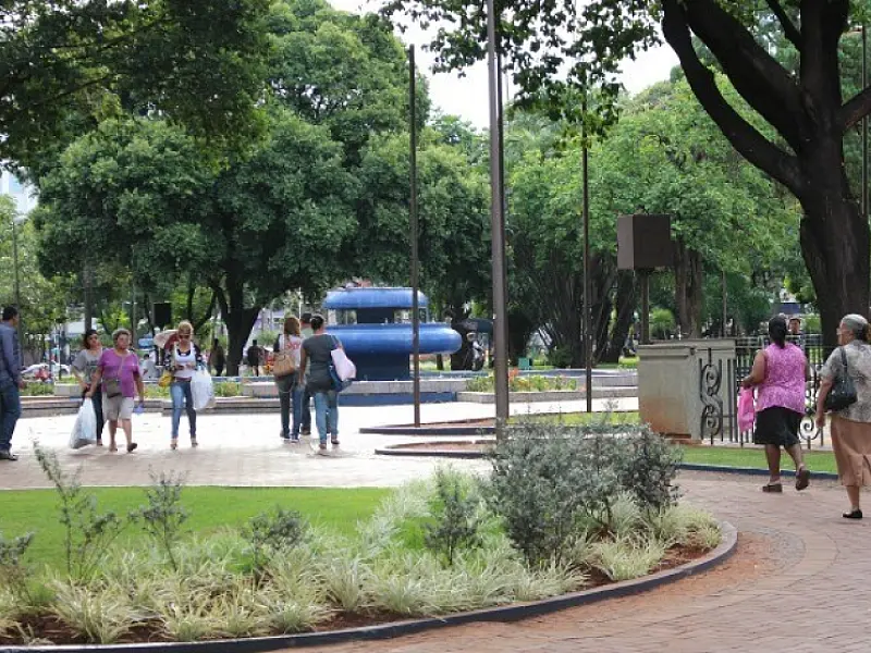 Praça Ary Coelho passa por limpeza geral nesta segunda-feira