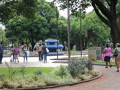 Praça Ary Coelho passa por limpeza geral nesta segunda-feira