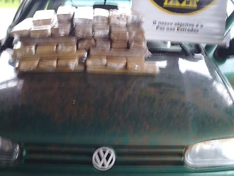 PMR encontra maconha em fundo falso de carro