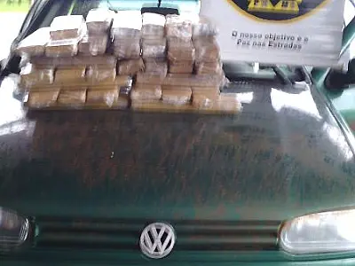 PMR encontra maconha em fundo falso de carro