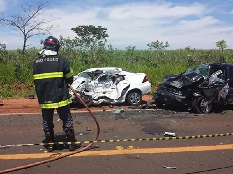 Acidente entre quatro veículos mata mãe e filha em rodovia de Cardoso
