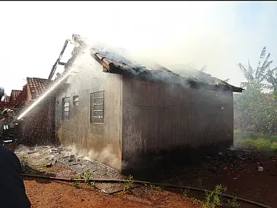Casa em Dourados é destruída em incêndio