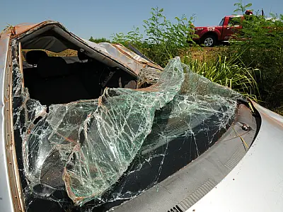 Motorista perde controle de veículo e capota no Anel Viário