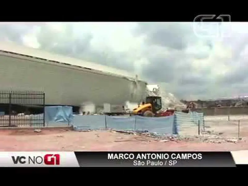 Peça desaba e destrói parte da arquibancada do estádio do Corinthians