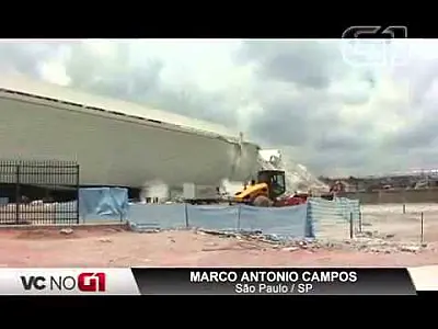 Peça desaba e destrói parte da arquibancada do estádio do Corinthians