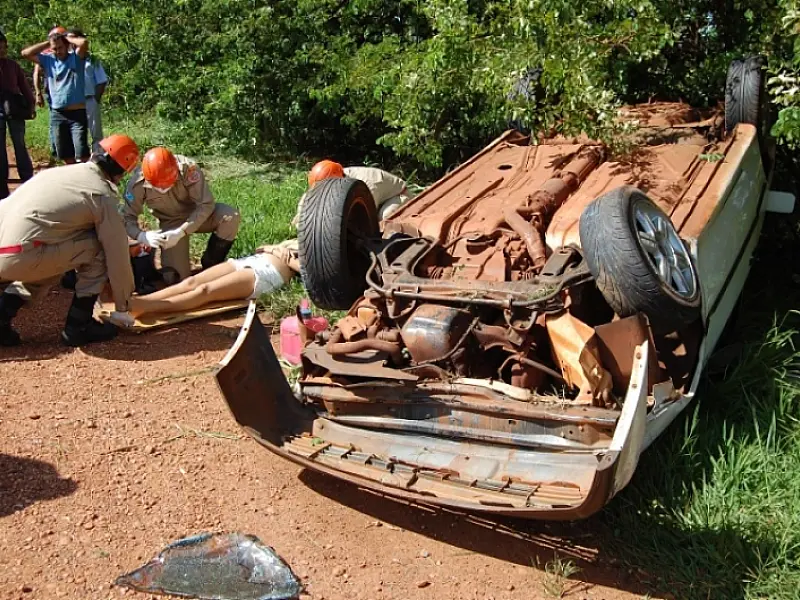 Carro com quatro pessoas capota em Nova Andradina