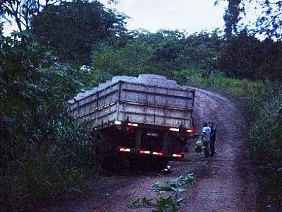 Carreta quase cai de penhasco no distrito Quebra Coco