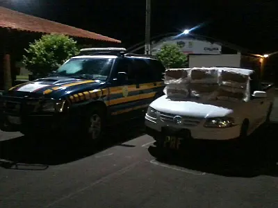 Dois jovens são presos pela PRF com maconha em veículo