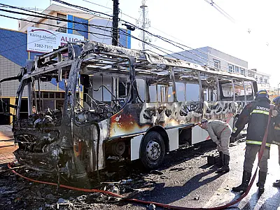 Ônibus pega fogo na avenida Eduardo Elias Zahran esta manhã