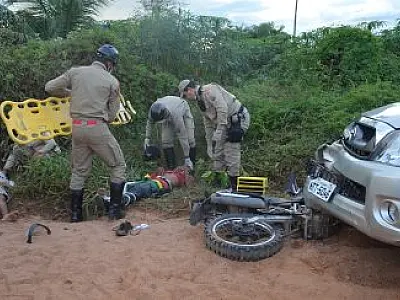 Motociclista e passageiro ficam feridos em acidente na cidade de Coxim