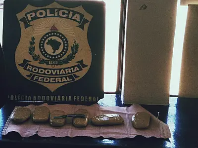 PRF flagra mulher com cocaína presa ao corpo