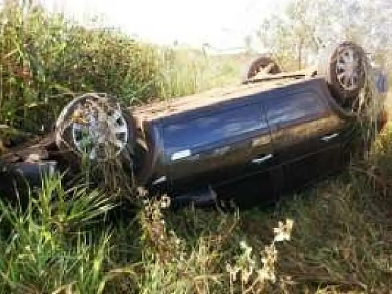 Carro sai da pista e capota na MS-156 em Dourados