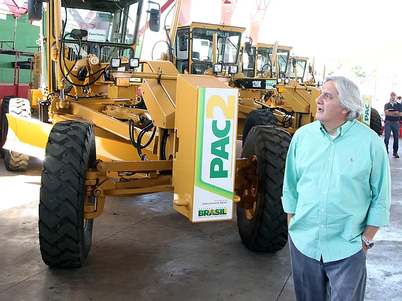 Delcídio anuncia mais 38 motoniveladoras para MS