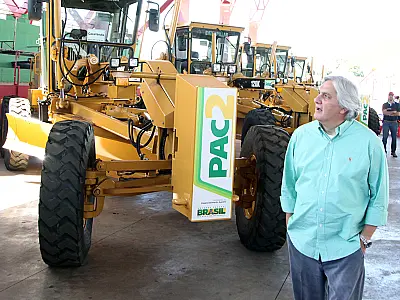 Delcídio anuncia mais 38 motoniveladoras para MS
