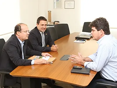 Presidente da Sanesul discute saneamento de Camapuã e Nova Alvorada