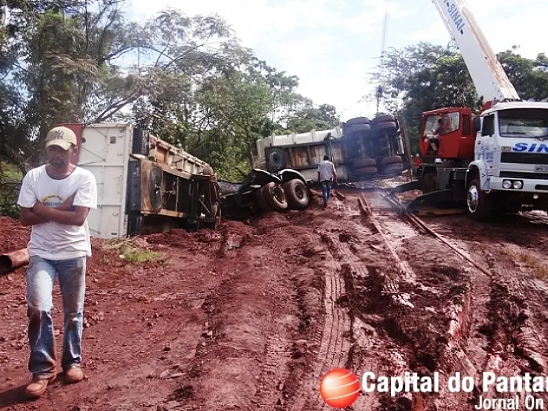 Trem arrasta carreta carregada de minério em Corumbá