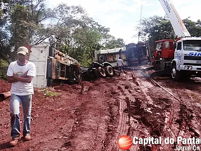 Trem arrasta carreta carregada de minério em Corumbá