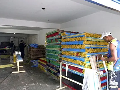Reeducando trabalham na construção de vassouras em Ponta Porã