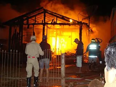 Incêndio destroi casa de madeira em Nova Andradina