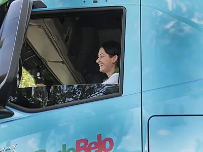 Qualificada pelo Voucher Transportador, Dani foi contratada dez dias após receber CNH de categoria E