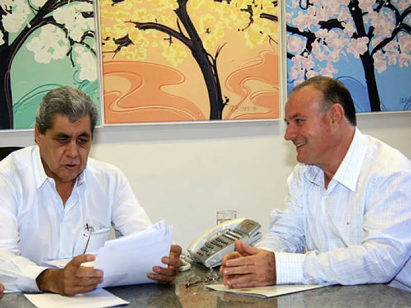Após visita de prefeito, governador garante ônibus escolares para Caracol