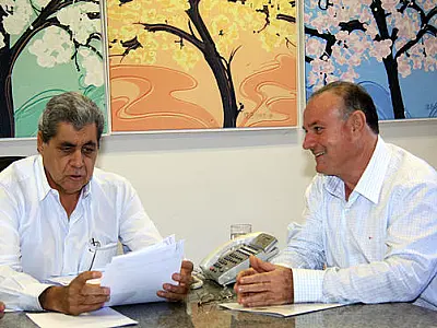 Após visita de prefeito, governador garante ônibus escolares para Caracol