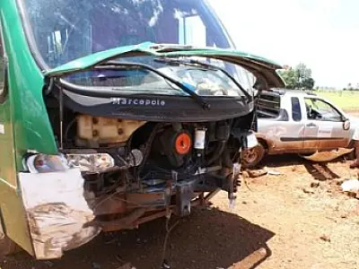 Acidente envolve carro e micro-ônibus com 17 pessoas em Fátima do Sul