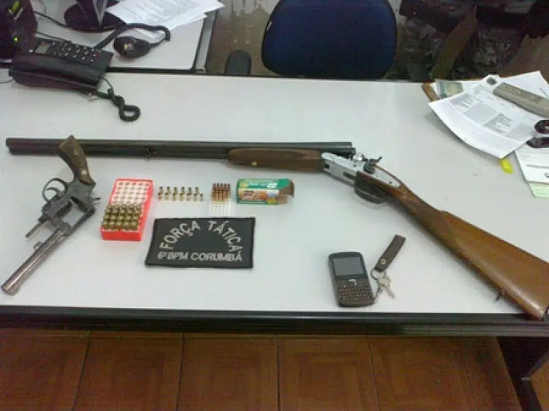 PM prende seis pessoas com armas e munições