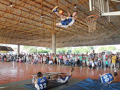 Conhecido nacionalmente por unir acrobacias com basquete, grupo completa 18 anos