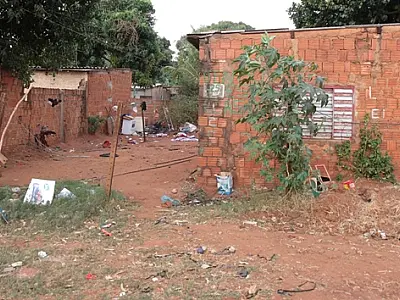Casal é preso após abandonar quatro filhos dentro de casa