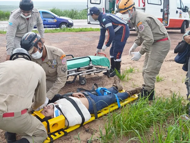 Motociclista cochila e fica ferido após cair em ribanceira na BR-163