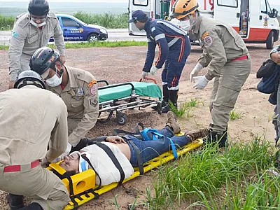 Motociclista cochila e fica ferido após cair em ribanceira na BR-163