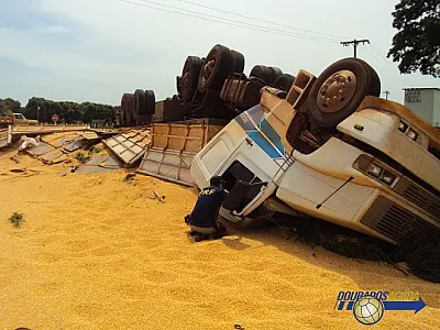 Carreta carregada com milho tomba na BR-463