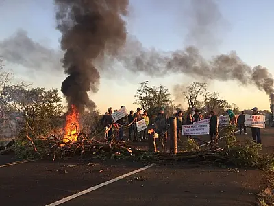 Indígenas bloqueiam BR-163 em protesto por saúde na capital de MS