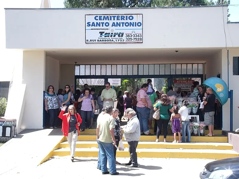 Dia de Finados: Movimento é intenso nos cemitérios de Campo Grande